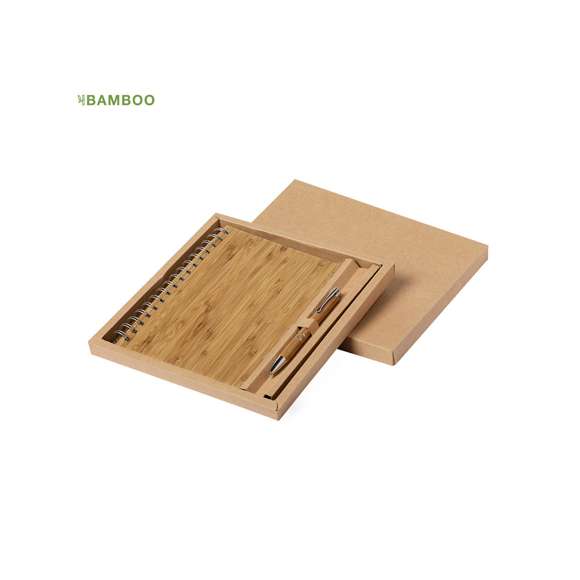 Set de libreta y bolígrafo en línea nature. Incluye libreta de anillas con tapas rígidas en bambú, con 80 hojas de disposición a una raya y diseño eco. Bolígrafo de mecanismo pulsador, con cuerpo en bambú y accesorios metálicos -cartucho jumbo y tinta negra-. Presentado en estuche de cartón troquelado y diseño eco.