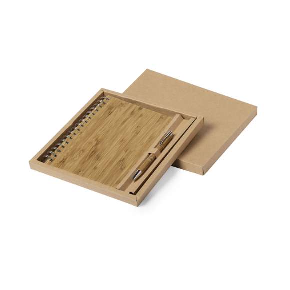 Set de libreta y bolígrafo en línea nature. Incluye libreta de anillas con tapas rígidas en bambú, con 80 hojas de disposición a una raya y diseño eco. Bolígrafo de mecanismo pulsador, con cuerpo en bambú y accesorios metálicos -cartucho jumbo y tinta negra-. Presentado en estuche de cartón troquelado y diseño eco.