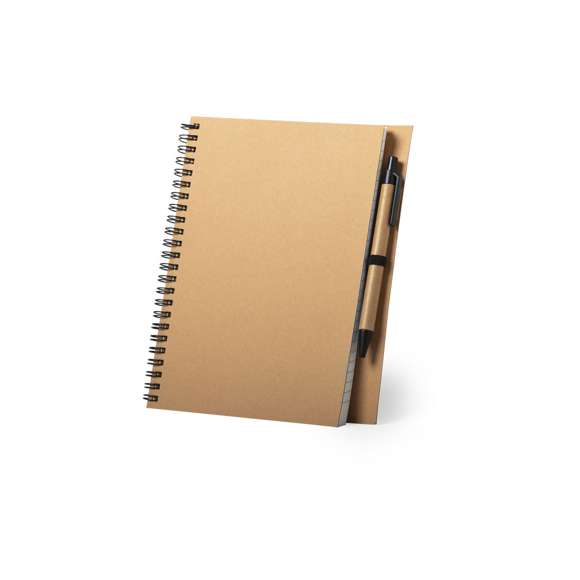 Set de libreta y bolígrafo en línea nature. Incluye libreta de anillas con tapas rígidas en cartón reciclado, con soporte para bolígrafo, 80 hojas de disposición a una raya y diseño eco. Bolígrafo de mecanismo pulsador, con cuerpo en cartón reciclado -tinta azul-.