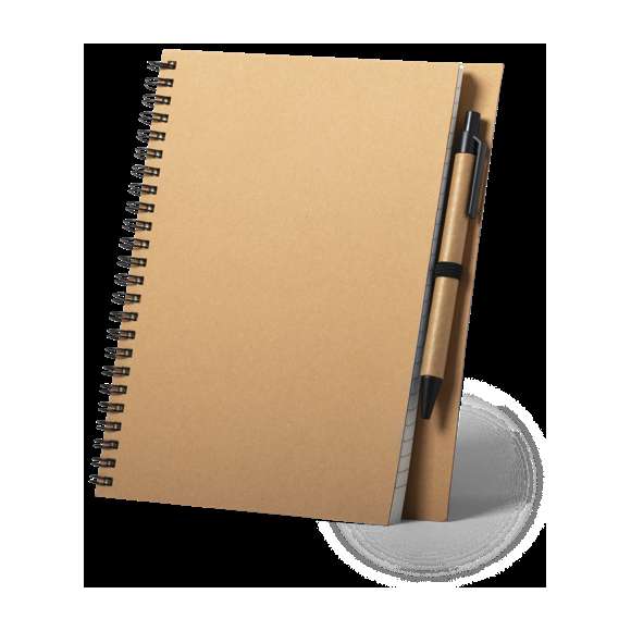 Set de libreta y bolígrafo en línea nature. Incluye libreta de anillas con tapas rígidas en cartón reciclado, con soporte para bolígrafo, 80 hojas de disposición a una raya y diseño eco. Bolígrafo de mecanismo pulsador, con cuerpo en cartón reciclado -tinta azul-.