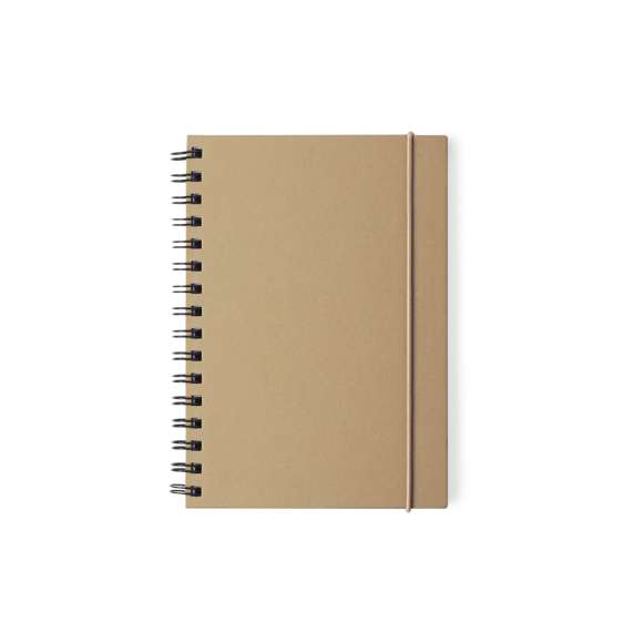 Libreta con anillas de color en línea nature. Con tapas rígidas en cartón reciclado y elástico de cierre en colores naturales. Con 80 hojas de disposición a una raya y diseño eco.