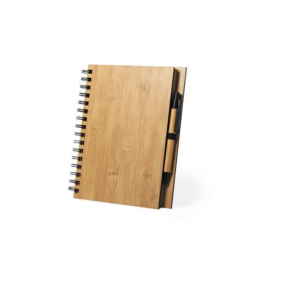 Set de libreta y bolígrafo de línea nature. Libreta de anillas con tapas rígidas en bambú, con soporte para el bolígrafo. De 80 hojas con diseño eco y disposición a una raya. Bolígrafo de mecanismo pulsador, con cuerpo de bambú y tinta negra.