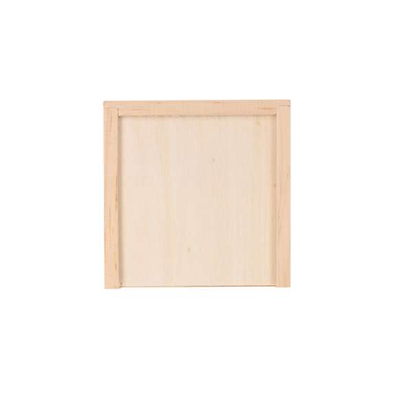  	Juego de mesa en madera, presentado en estuche individual con tapa deslizante.
