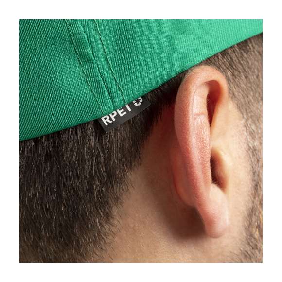 Gorra de línea nature. 5 paneles en material RPET de suave acabado, elaborado a partir de plástico reciclado, para así fomentar la reutilización de residuos plásticos y ayudar a la sostenibilidad del planeta. Con cierre ajustable de velcro y orificios de ventilación bordados, Disponible en variada gama de colores (color blanco especialmente fabricado para impresión en sublimación). Distintivo RPET en etiqueta.