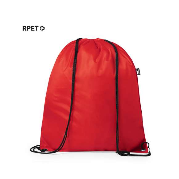 Mochila de cuerdas en suave poliéster RPET. Con cuerdas autocierre, esquinas reforzadas y resistentes argollas metálicas. Distintivo RPET en etiqueta lateral y disponible en variada gama de colores (color blanco especialmente fabricado para impresión en sublimación).Elaborado a partir de plástico reciclado, para así fomentar la reutilización de residuos plásticos y ayudar a la sostenibilidad del planeta.