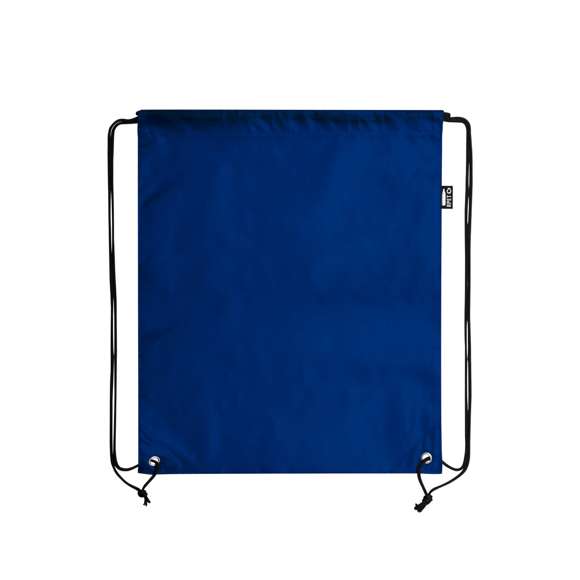 Mochila de cuerdas en suave poliéster RPET. Con cuerdas autocierre, esquinas reforzadas y resistentes argollas metálicas. Distintivo RPET en etiqueta lateral y disponible en variada gama de colores (color blanco especialmente fabricado para impresión en sublimación).Elaborado a partir de plástico reciclado, para así fomentar la reutilización de residuos plásticos y ayudar a la sostenibilidad del planeta.