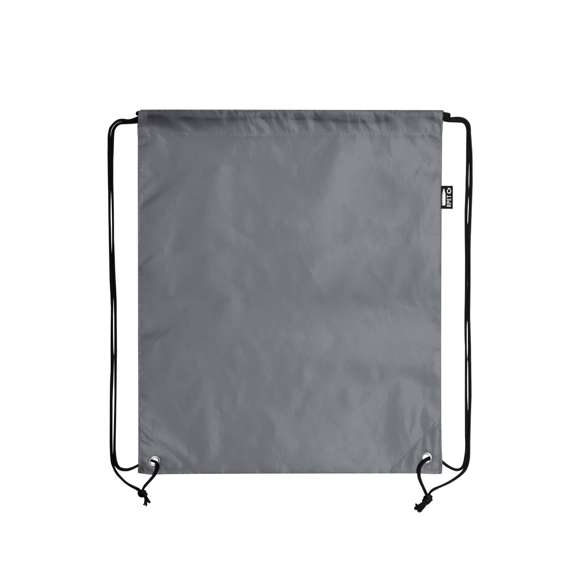 Mochila de cuerdas en suave poliéster RPET. Con cuerdas autocierre, esquinas reforzadas y resistentes argollas metálicas. Distintivo RPET en etiqueta lateral y disponible en variada gama de colores (color blanco especialmente fabricado para impresión en sublimación).Elaborado a partir de plástico reciclado, para así fomentar la reutilización de residuos plásticos y ayudar a la sostenibilidad del planeta.