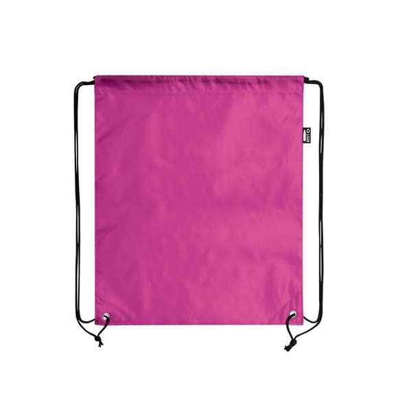 Mochila de cuerdas en suave poliéster RPET. Con cuerdas autocierre, esquinas reforzadas y resistentes argollas metálicas. Distintivo RPET en etiqueta lateral y disponible en variada gama de colores (color blanco especialmente fabricado para impresión en sublimación).Elaborado a partir de plástico reciclado, para así fomentar la reutilización de residuos plásticos y ayudar a la sostenibilidad del planeta.