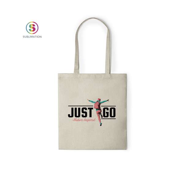 Bolsa de inspiración nature, en resistente poliéster de suave tacto, especialmente elaborado para impresión en sublimación. Con asas largas de 70 cm reforzadas, con acabado cosido y resistencia de hasta 8 kg de peso.