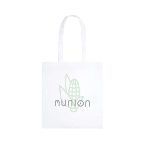 Bolsa de línea nature, fabricada en resistente material PLA -Ácido PoliLáctico-, que se obtiene a partir de recursos 100% naturales como el almidón de maíz, la yuca o la caña de azúcar, pudiendo convertirse en 100% compostable al final de su ciclo de vida útil. Tamaño 36x40 cm, de acabado termo sellado y con asas largas reforzadas de 68 cm. Resistencia de hasta 6 kg de peso.