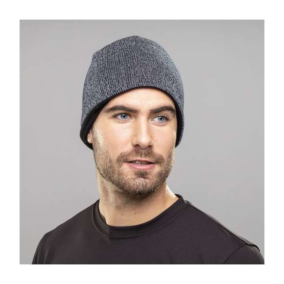 	Confortable gorro deportivo en material extra reflectante. Exterior en material acrílico con fibras reflectantes e interior en suave y cálido polar fleece.