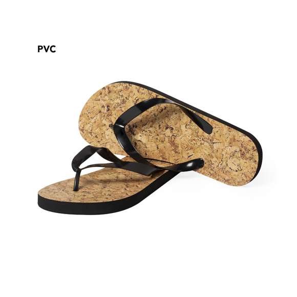 Par de chanclas de inspiración nature con parte superior de suela en resistente EVA con efecto corcho y tira de PVC a juego. Disponibles en tallas 36-38, 42-44.