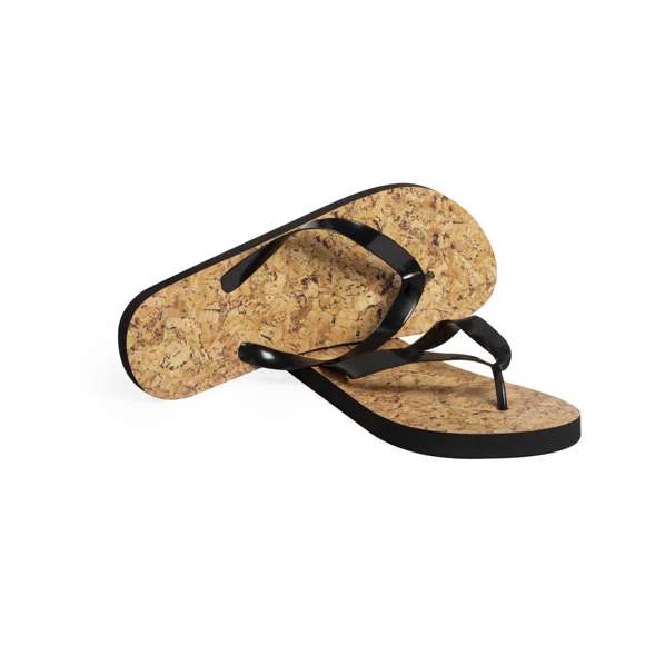 Par de chanclas de inspiración nature con parte superior de suela en resistente EVA con efecto corcho y tira de PVC a juego. Disponibles en tallas 36-38, 42-44.