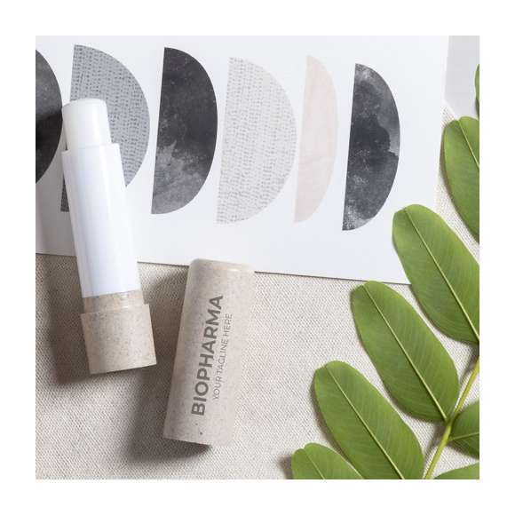 Barra de bálsamo labial de línea nature, fabricada en fibra de bambú. Tipo SPF15, con aroma vainilla y disponible en colores natural y verde eco.