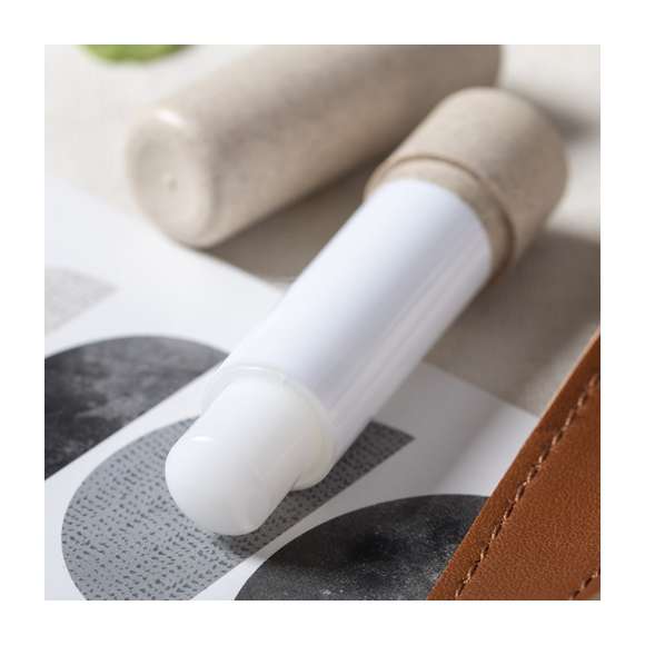 Barra de bálsamo labial de línea nature, fabricada en fibra de bambú. Tipo SPF15, con aroma vainilla y disponible en colores natural y verde eco.