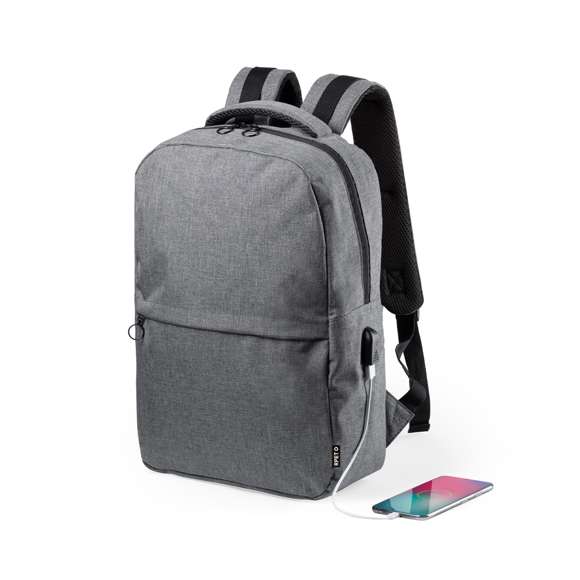 Mochila de negocios en resistente 600D RPET, elaborado a partir de plástico reciclado, para así fomentar la reutilización de residuos plásticos y ayudar a la sostenibilidad del planeta. Con cierre de cremallera de doble tirador y bolsillo en frontal. Interior con bolsillos acolchados para tablet de hasta 10 pulgadas y ordenador portátil de hasta 15 pulgadas, con estación de carga USB (cable incluido, batería auxiliar no incluida). Esquinas reforzadas, asa de transporte acolchada y accesorios en color negro. Espalda y cintas de hombros acolchadas y ajustables. Distintivo RPET en etiqueta,