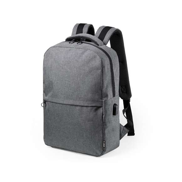 Mochila de negocios en resistente 600D RPET, elaborado a partir de plástico reciclado, para así fomentar la reutilización de residuos plásticos y ayudar a la sostenibilidad del planeta. Con cierre de cremallera de doble tirador y bolsillo en frontal. Interior con bolsillos acolchados para tablet de hasta 10 pulgadas y ordenador portátil de hasta 15 pulgadas, con estación de carga USB (cable incluido, batería auxiliar no incluida). Esquinas reforzadas, asa de transporte acolchada y accesorios en color negro. Espalda y cintas de hombros acolchadas y ajustables. Distintivo RPET en etiqueta,