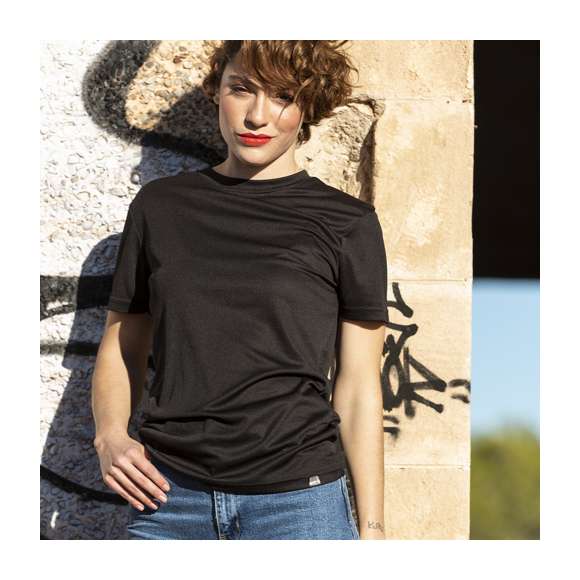 Camiseta técnica para adulto en material RPET transpirable de 135g/m2, elaborado a partir de plástico reciclado, para así fomentar la reutilización de residuos plásticos y ayudar a la sostenibilidad del planeta. Disponible en variada gama de vivos colores y en tallas xs, S, M, L, XL, XXL. Color blanco especialmente fabricado para marcaje en sublimación.