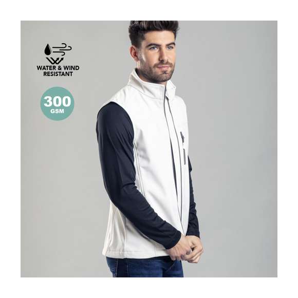 Chaleco impermeable y transpirable en material soft shell de 300g/m2. De elegante diseño bicolor, en color blanco con contraste de detalles en gris. Cierre de cremallera y bolsillos frontal y laterales de cremallera. Disponible en tallas S, M, L, XL, XXL.