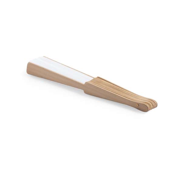 Abanico de línea nature, con varillas de madera y tela en RPET, elaborado a partir de plástico reciclado, para así fomentar la reutilización de residuos plásticos y ayudar a la sostenibilidad del planeta. Presentado en caja individual de diseño eco.