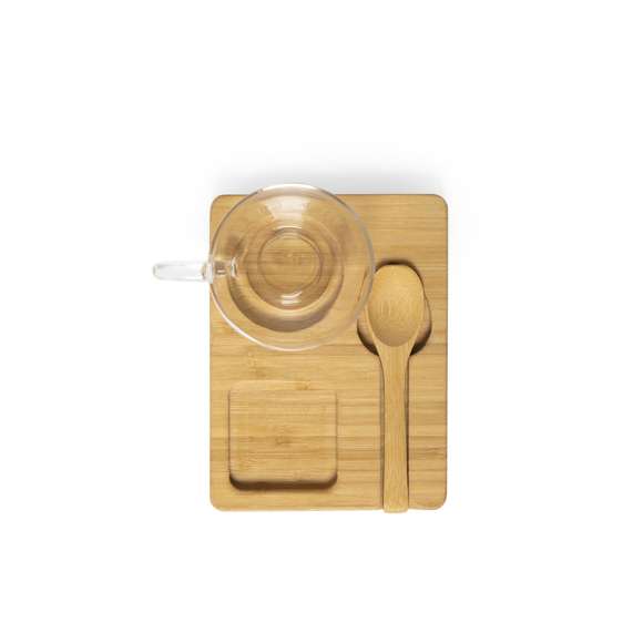 Set de línea nature. Incluye taza de 180 ml fabricada en cristal de borosilicato, que ofrece una resistencia y durabilidad excepcionales, alargando su vida útil y pudiendo ser reutilizada infinidad de veces. Base y cuchara en bambú pulido, presentados en atractiva caja de diseño.