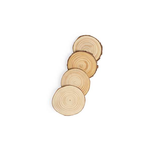 Set de posavasos en madera de pino natural. Incluye 4 piezas de aproximadamente 1cm de grosor. Corte natural, con diámetros de posavasos entre 8 y 10 cm, con cuerda en yute natural.