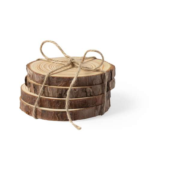 Set de posavasos en madera de pino natural. Incluye 4 piezas de aproximadamente 1cm de grosor. Corte natural, con diámetros de posavasos entre 8 y 10 cm, con cuerda en yute natural.