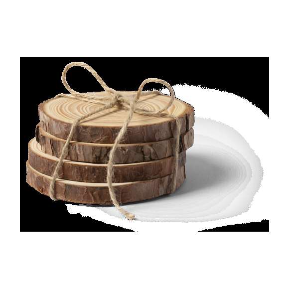 Set de posavasos en madera de pino natural. Incluye 4 piezas de aproximadamente 1cm de grosor. Corte natural, con diámetros de posavasos entre 8 y 10 cm, con cuerda en yute natural.