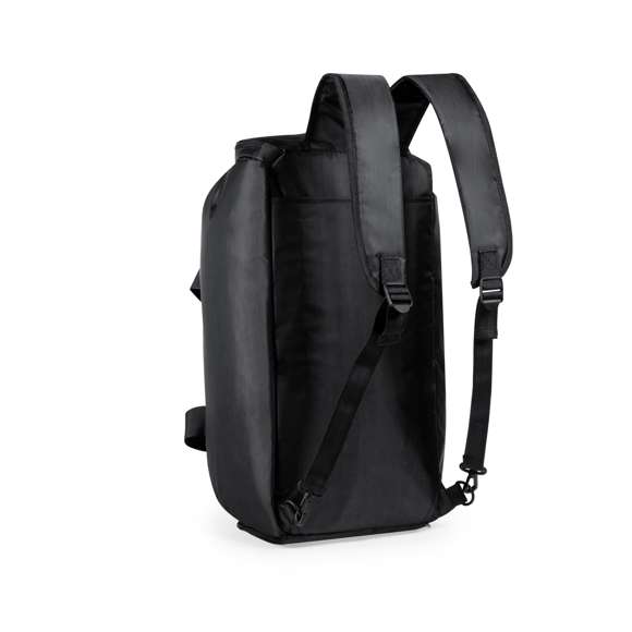 Bolso mochila en resistente nylon 420D. Compartimento independiente de cierre de cremallera para el calzado y bolsillo lateral de cremallera. Compartimento principal con cierre de cremallera de doble tirador y asas de transporte reforzadas, con cierre de velcro. Cintas de hombros y espalda acolchadas con cintas de ajuste regulables.