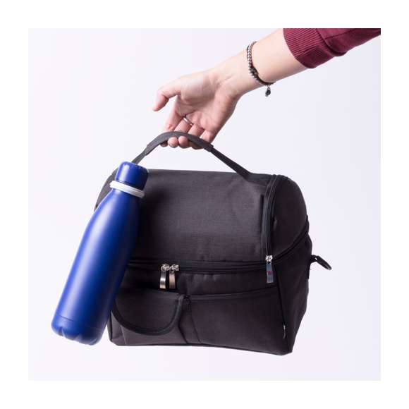Original colgador para transportar el bidón. Fabricado en resistente silicona, con mosquetón de transporte de aluminio. Disponible en variada gama de colores, con lado liso para impresión. Disponible manual de instrucciones en español e inglés.