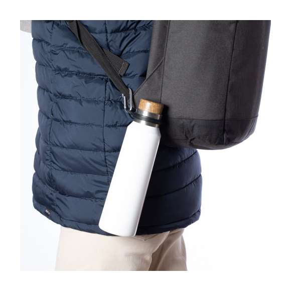 Original colgador para transportar el bidón. Fabricado en resistente silicona, con mosquetón de transporte de aluminio. Disponible en variada gama de colores, con lado liso para impresión. Disponible manual de instrucciones en español e inglés.