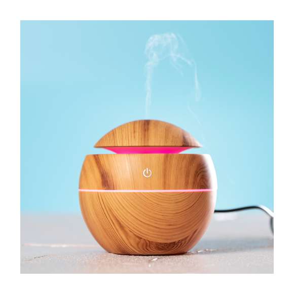  	Elegante y decorativo humidificador de línea nature con difusor aromático integrado. Con con luz led de 2 posiciones e iluminación multicolor y vaporización continua. Depósito de 130 ml, para uso en estancias de hasta 25m2, y cable de corriente USB. Presentado en atractiva caja de diseño eco.