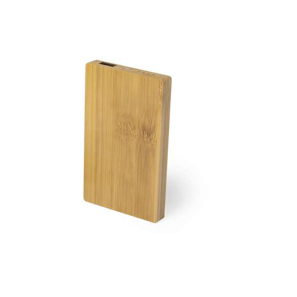 Batería auxiliar externa de línea nature, con carcasa en bambú procedente de cortes naturales. 5.000 mAh de capacidad de carga e indicador de estado de carga. Salida USB y entrada Micro USB -cable incluido-. Con amplia superficie de marcaje y presentado en atractiva caja de diseño eco. Las capacidades mostradas en todas nuestras baterías auxiliares externas son reales, incorporando todas ellas baterías de grado A y no recicladas, con una vida útil de al menos 500 ciclos de carga y según normativa CE. Además, están fabricadas conforme a los estándares RoHS y en cumplimiento con los siguientes requisitos de seguridad: Sistema de protección contra sobrecarga del power bank. Sistema de protección contra descarga completa que proporciona una mayor durabilidad del power bank. Sistema de bloqueo para evitar cortocircuitos. Sistema de transferencia de carga constante, acorde con la capacidad del dispositivo de destino.