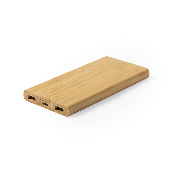 Batería auxiliar externa de línea nature con cargador inalámbrico integrado. Carcasa en bambú procedente de cortes naturales. 6.000 mAh de capacidad de carga e indicador de estado de carga. Salida USB doble y entradas Tipo C y Micro USB -cable incluido-. Capacidad de carga de hasta 3 dispositivos simultáneamente. Compatible con dispositivos equipados con tecnología de carga inalámbrica. Amplia superficie de marcaje y presentado en atractiva caja de diseño eco. Las capacidades mostradas en todas nuestras baterías auxiliares externas son reales, incorporando todas ellas baterías de grado A y no recicladas, con una vida útil de al menos 500 ciclos de carga y según normativa CE. Además, están fabricadas conforme a los estándares RoHS y en cumplimiento con los siguientes requisitos de seguridad: Sistema de protección contra sobrecarga del power bank. Sistema de protección contra descarga completa que proporciona una mayor durabilidad del power bank. Sistema de bloqueo para evitar cortocircuitos. Sistema de transferencia de carga constante, acorde con la capacidad del dispositivo de destino.