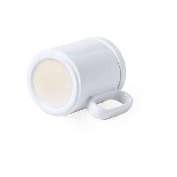 Calentador de tazas con cargador inalámbrico integrado de carga rápida -10W-. Con taza de cerámica de 350 ml, especialmente diseñada para calentar y mantener la temperatura de la bebida, con tapa a juego. Incluye cargador de pared y cable de carga Tipo C. Set presentado en atractiva caja de diseño.