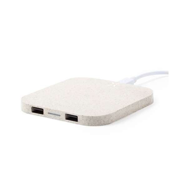 Cargador inalámbrico de línea nature. Carcasa en caña de trigo, para así fomentar la utilización de materias primas naturales y reducir las emisiones contaminantes. Con salida USB dual de 2.100 mA de capacidad para carga simultánea de hasta 3 dispositivos (1 por carga inalámbrica y 2 por cable). Base antideslizante y compatible con dispositivos equipados con tecnología de carga inalámbrica. Presentado en atractiva caja de diseño eco.