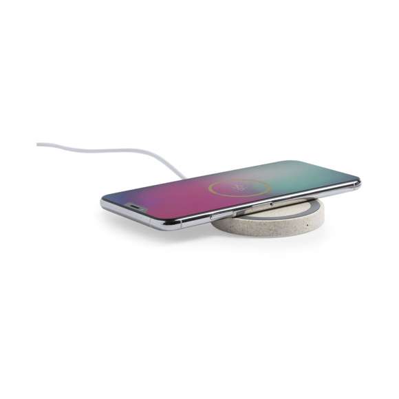 Cargador inalámbrico circular de línea nature. Carcasa en caña de trigo, para así fomentar la utilización de materias primas naturales y reducir las emisiones contaminantes. Con base antideslizante e indicador LED de estado de carga. Compatible con smartphones con tecnología de carga inalámbrica y presentado en atractiva caja de diseño eco.