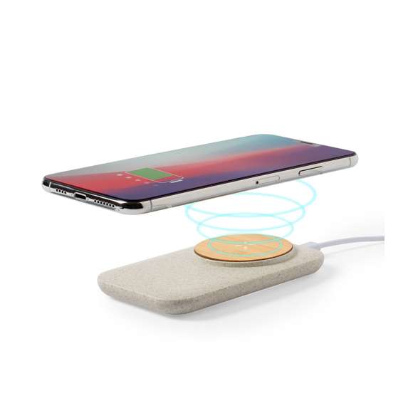 Cargador inalámbrico de línea nature. Hecho en bambú en combinación con caña de trigo, para así fomentar la utilización de materias primas naturales y reducir las emisiones contaminantes. Indicador de estado de carga y compatible con dispositivos equipados con tecnología de carga inalámbrica. Amplia superficie de marcaje y presentado en atractiva caja de diseño eco. Cable incluido.