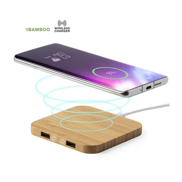 Cargador inalámbrico de línea nature. Carcasa en bambú procedente de cortes naturales. con salida USB dual de 2.100 mA de capacidad para carga simultánea de hasta 3 dispositivos (1 por carga inalámbrica y 2 por cable). Con base antideslizante y compatible con dispositivos equipados con tecnología de carga inalámbrica. Presentado en atractiva caja de diseño eco.