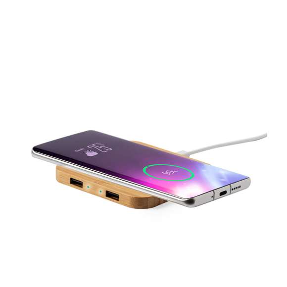 Cargador inalámbrico de línea nature. Carcasa en bambú procedente de cortes naturales. con salida USB dual de 2.100 mA de capacidad para carga simultánea de hasta 3 dispositivos (1 por carga inalámbrica y 2 por cable). Con base antideslizante y compatible con dispositivos equipados con tecnología de carga inalámbrica. Presentado en atractiva caja de diseño eco.