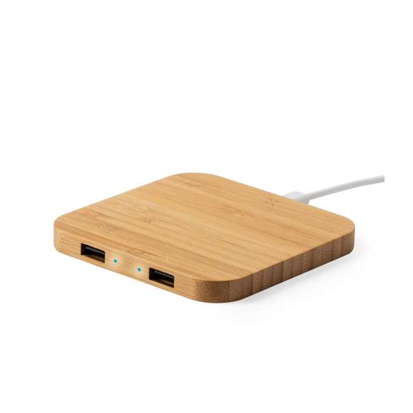 Cargador inalámbrico de línea nature. Carcasa en bambú procedente de cortes naturales. con salida USB dual de 2.100 mA de capacidad para carga simultánea de hasta 3 dispositivos (1 por carga inalámbrica y 2 por cable). Con base antideslizante y compatible con dispositivos equipados con tecnología de carga inalámbrica. Presentado en atractiva caja de diseño eco.