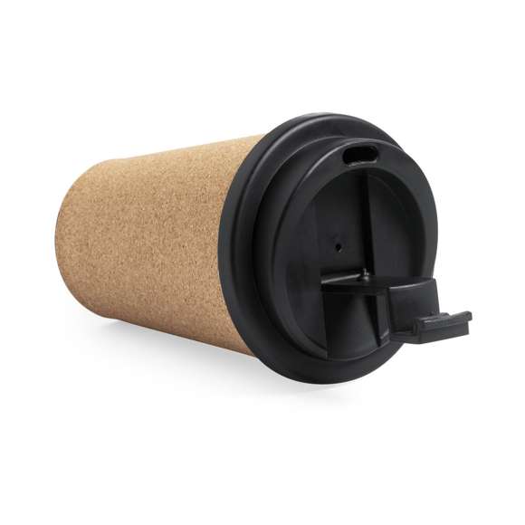 Vaso fabricado en corcho natural con 350 ml de capacidad. Dosificador y tapa abrefácil en PP, libre de BPA. Es ideal para tener en tu escritorio, mesa o en cualquier superficie donde disfrutar tranquilamente de tu bebida favorita.