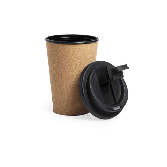 Vaso fabricado en corcho natural con 350 ml de capacidad. Dosificador y tapa abrefácil en PP, libre de BPA. Es ideal para tener en tu escritorio, mesa o en cualquier superficie donde disfrutar tranquilamente de tu bebida favorita.