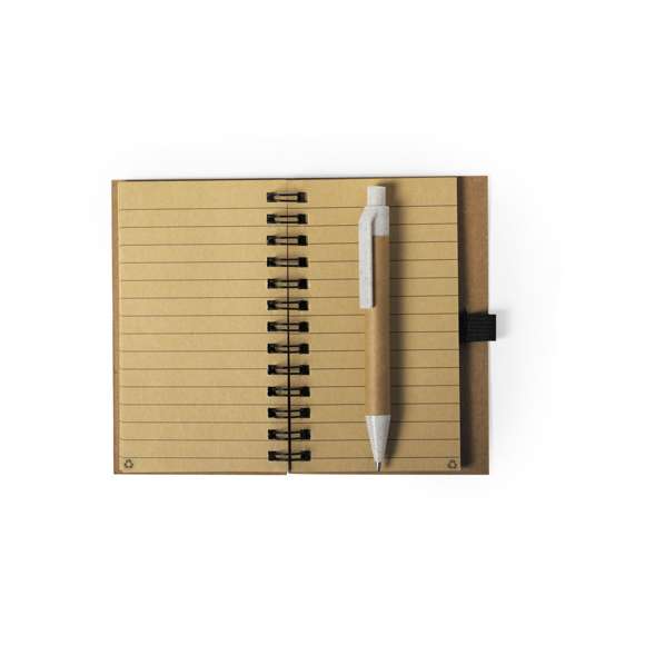 Set de libreta y bolígrafo en línea nature. Incluye libreta de anillas con tapas rígidas en corcho natural y cartón reciclado, con 80 hojas de disposición a una raya y diseño eco. Bolígrafo de mecanismo pulsador, con cuerpo en cartón reciclado y accesorios en caña de trigo, para así fomentar la utilización de materias primas naturales y reducir las emisiones contaminantes. Tinta azul.