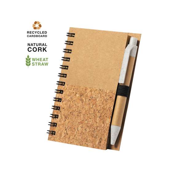 Set de libreta y bolígrafo en línea nature. Incluye libreta de anillas con tapas rígidas en corcho natural y cartón reciclado, con 80 hojas de disposición a una raya y diseño eco. Bolígrafo de mecanismo pulsador, con cuerpo en cartón reciclado y accesorios en caña de trigo, para así fomentar la utilización de materias primas naturales y reducir las emisiones contaminantes. Tinta azul.
