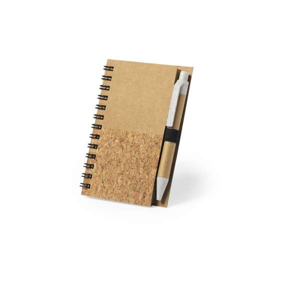 Set de libreta y bolígrafo en línea nature. Incluye libreta de anillas con tapas rígidas en corcho natural y cartón reciclado, con 80 hojas de disposición a una raya y diseño eco. Bolígrafo de mecanismo pulsador, con cuerpo en cartón reciclado y accesorios en caña de trigo, para así fomentar la utilización de materias primas naturales y reducir las emisiones contaminantes. Tinta azul.