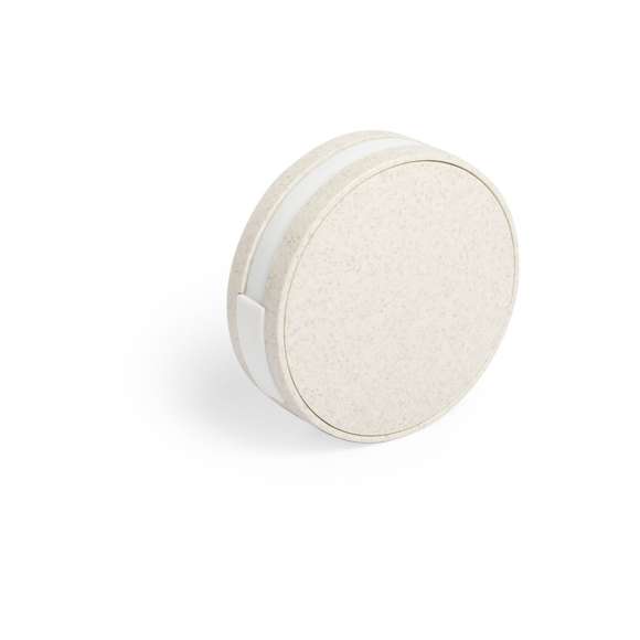 Original y compacto puerto USB de forma redondeada de línea nature. Carcasa en caña de trigo, para así fomentar la utilización de materias primas naturales y reducir las emisiones contaminantes. Con 4 puertos USB 2.0 para conectar multitud de dispositivos y amplia superficie de marcaje. Presentado en caja individual de diseño eco.