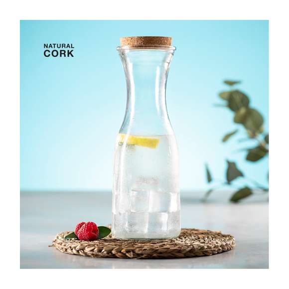 Botella de línea nature de 1l. Fabricada en cristal, con tapón de corcho natural y especialmente recomendada para agua y vino. Presentada en caja individual de diseño eco.