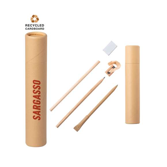 Set de 5 piezas en estuche cartón reciclado. Incluye 2 lápices de madera (sin afilar) con cuerpo cilíndrico de acabado natural, bolígrafo en cartón, sacapuntas de madera y goma de borrar. Tapa en cartón.