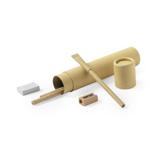 Set de 5 piezas en estuche cartón reciclado. Incluye 2 lápices de madera (sin afilar) con cuerpo cilíndrico de acabado natural, bolígrafo en cartón, sacapuntas de madera y goma de borrar. Tapa en cartón.